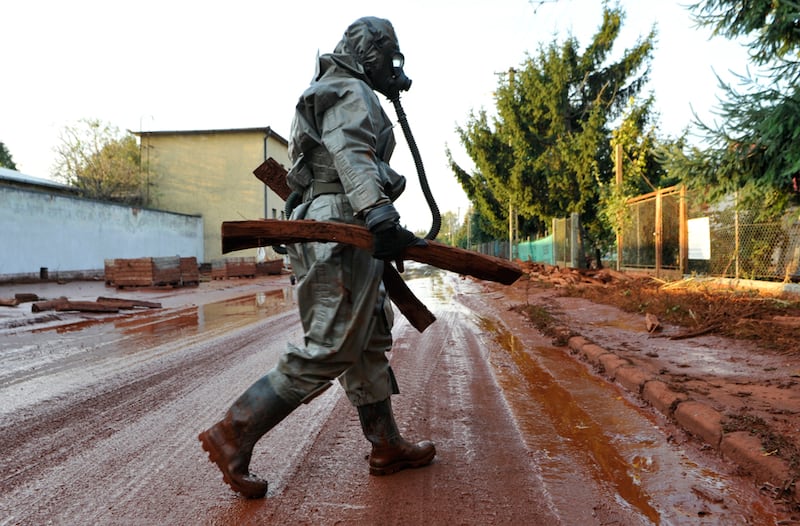 galleries/2010/10/06/toxic-sludge-engulfs-hungarian-towns/toxic-sludge-10_pos4dj