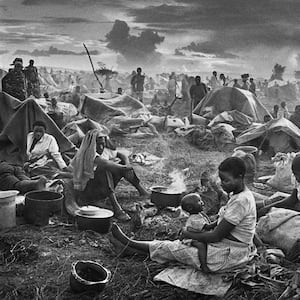 Salgado_-_Reproduced_by_permission_from_Sebastião_Salgado_Réfugiés_Rwandais_camp_de_Benako_Tanzanie_1994._Sebastião_Salgado_je4oh4