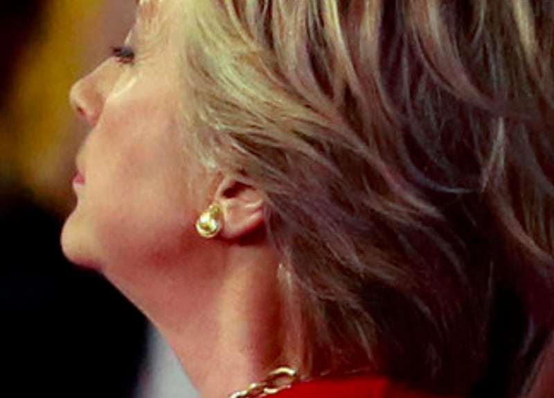 articles/2016/09/08/hillary-clinton-did-not-wear-an-earpiece-here-are-close-up-pictures-to-prove-it/hillary-clinton-did-not-wear-an-earpiece-here-are-close-up-pictures-to-prove-it-body-inlineimage_0_ulnlm0