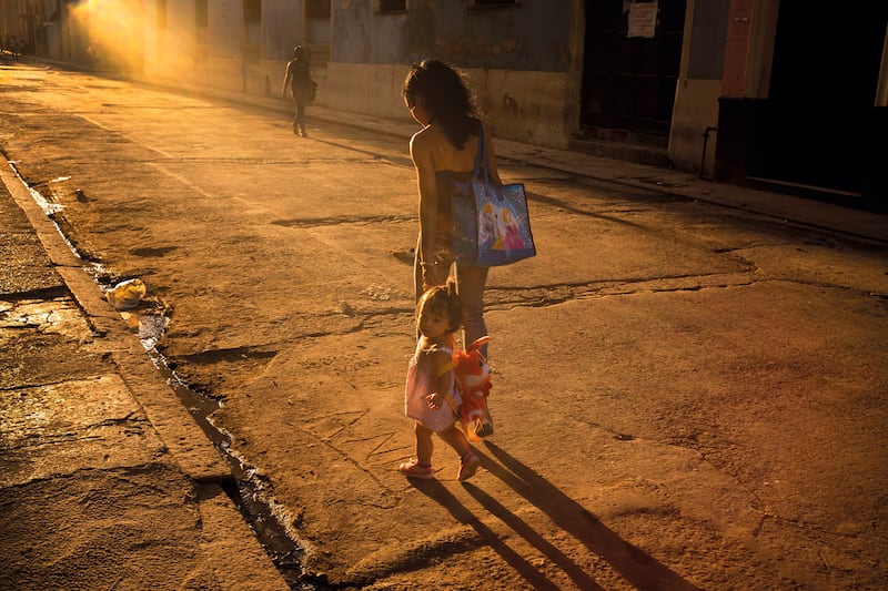 galleries/2015/11/14/love-and-war-through-peter-turnley-s-lens-photos/151113-love-war18_sfm23v