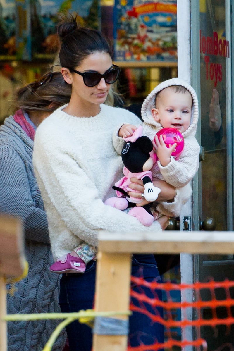 galleries/2011/10/23/carla-brunis-baby-heidi-klum-and-more-model-children/model-moms-lily-aldridge_xsdu0p