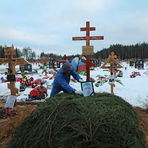 2022-12-24T164426Z_2095204405_RC29CY9A26SX_RTRMADP_3_UKRAINE-CRISIS-RUSSIA-WAGNER-FUNERAL_1_eno8vg