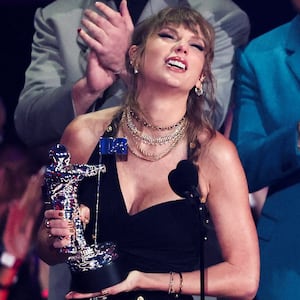 Taylor Swift with a VMA trophy at the 2023 MTV Video Music Awards