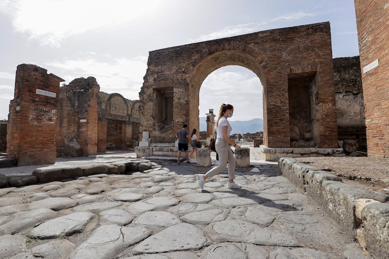 2021-04-27T103855Z_1608011193_RC2A4N9A4BWU_RTRMADP_3_HEALTH-CORONAVIRUS-ITALY-POMPEII_r9sn59