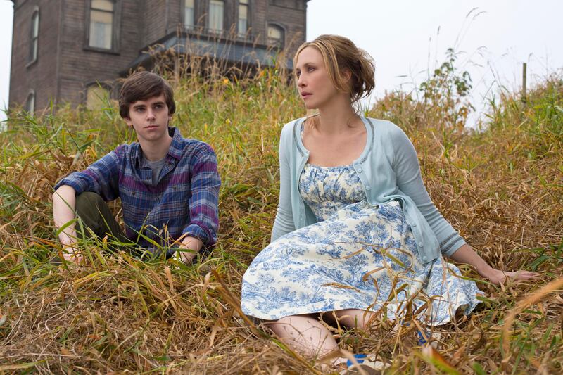 articles/2013/03/18/bates-motel-freddie-highmore-talks-sex-incest-and-young-norman-bates/130313-Klassen-Bates-Motel-tease_gtaw67