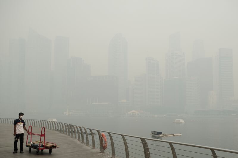 galleries/2013/06/20/terrifying-pollution-blankets-singapore-it-s-indonesia-s-fault/300620-Singapore-smog-08_civd6v