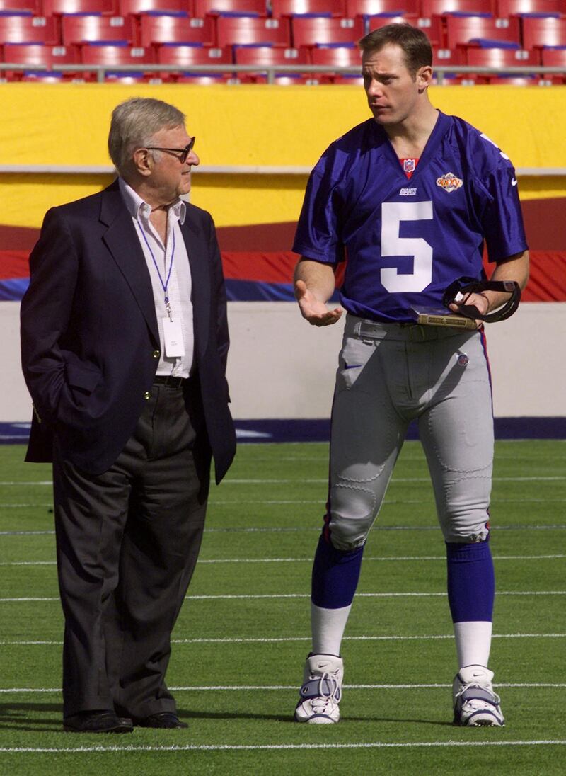 New York Giants Chairman and CEO Bob Tisch and Giants quarterback Kerry Collins (R) on 23 January, 2001 during media day for Super Bowl XXXV