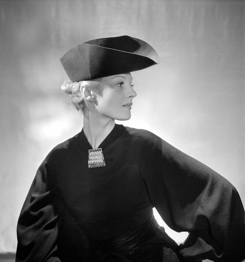 galleries/2013/04/17/the-house-of-schiaparelli-through-the-years-photos/gal-schiaparelli-08_zqwuxl