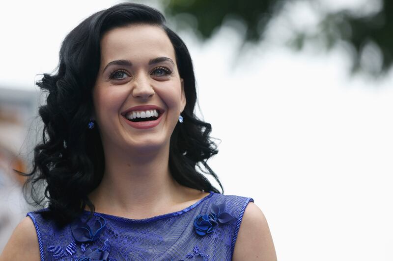 articles/2013/10/22/prism-review-katy-perry-perfects-the-pop-blockbuster/131021-fallon-perry-album-tease_ldosr5