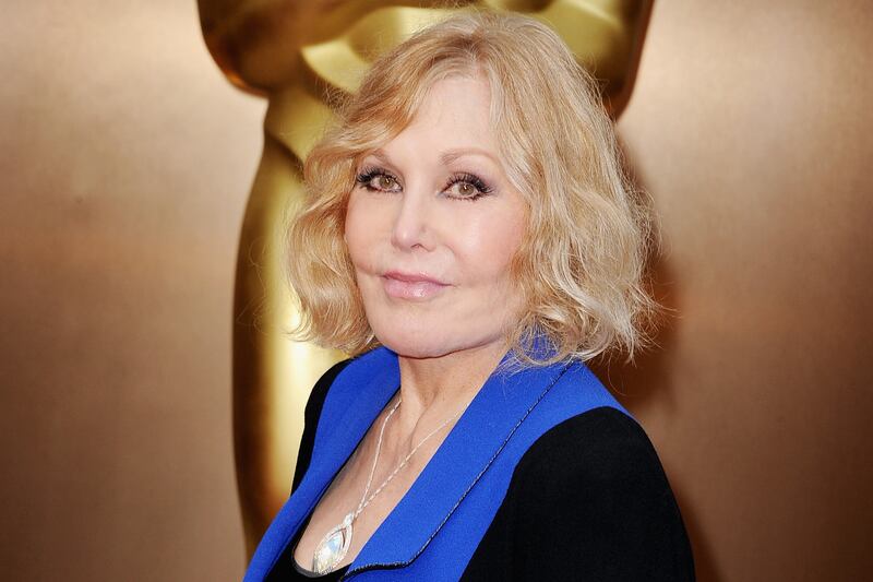 articles/2014/03/06/should-we-give-kim-novak-a-break-on-the-oscar-plastic-surgery-hate-tweeting/140305-crocker-plastic-tease_bz8ngy