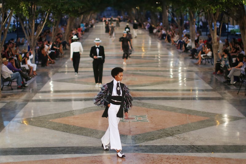 galleries/2016/05/04/chanel-brings-catwalk-to-cuba/160504-cuba-chanel-07_i8pg6o