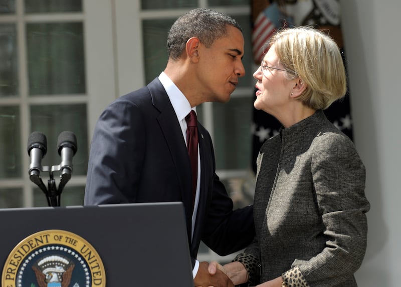 galleries/2012/11/19/awkward-obama-kisses-aung-san-suu-kyi-hillary-clinton-more-photos/130215-obama-kiss-Elizabeth-Warren_g2ycgh