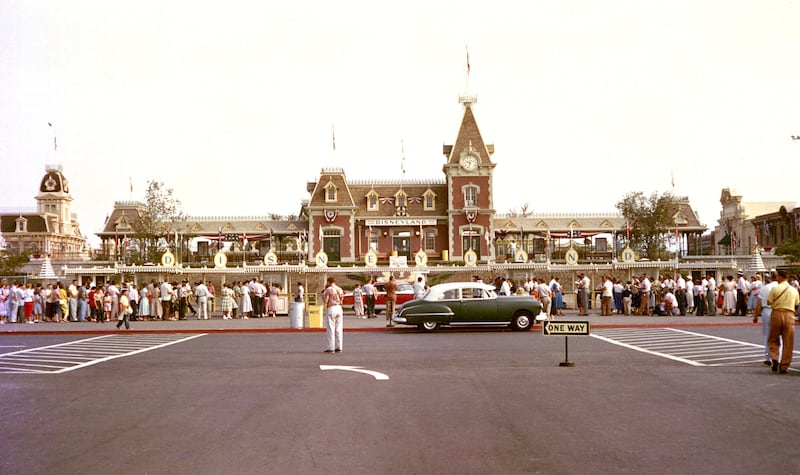 galleries/2015/07/17/disneyland-s-1955-opening-photos/150717-disney-land-07_hml4ch