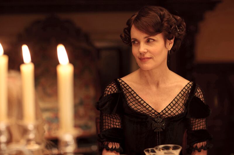 articles/2012/12/31/downton-abbey-star-elizabeth-mcgovern-on-season-3-cheerful-weather-for-the-wedding-and-more/munoz-mcgovern-cuts-tease-embed_gmdacy