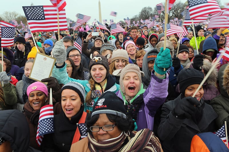 galleries/2013/01/21/president-obama-s-second-inauguration-photos/130121-inauguration-crowd-waving-flags_toaku7