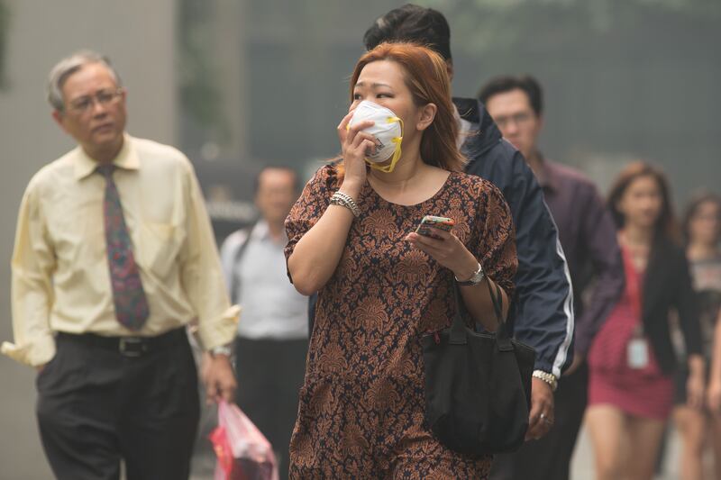 galleries/2013/06/20/terrifying-pollution-blankets-singapore-it-s-indonesia-s-fault/300620-Singapore-smog-03_cgw4gx