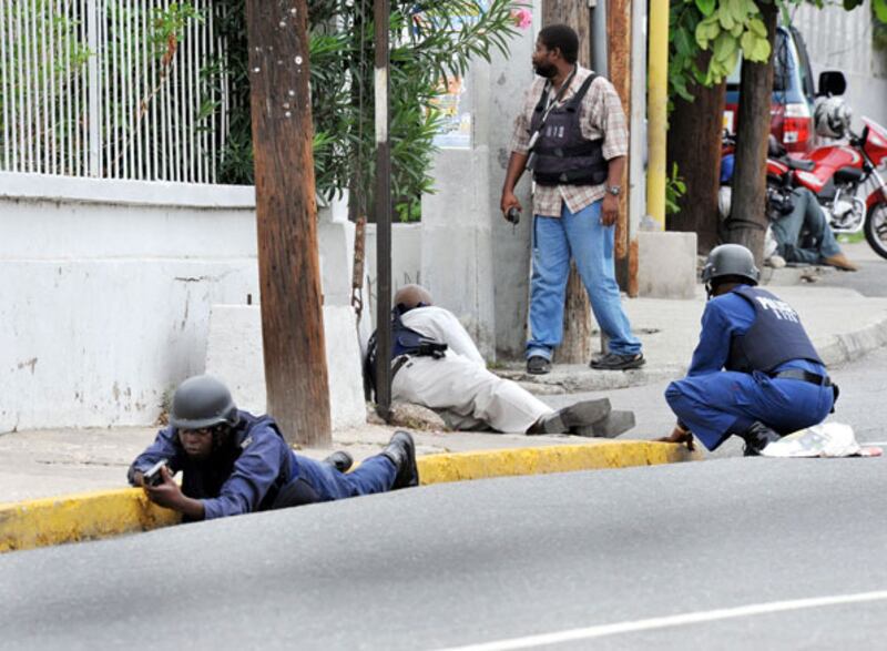 galleries/2010/05/26/jamaica-slum-standoff/jamaica-fighting-5_panc0z