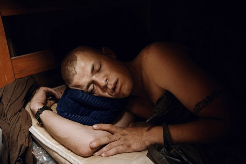 galleries/2012/04/12/tim-hetherington-s-sleeping-soldiers-photos/hetherington-kelso-1_bkkwof