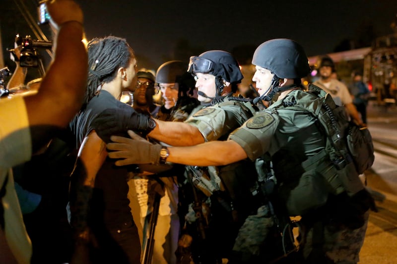 galleries/2014/08/18/missouri-protest-descends-into-chaos-photos/140820-ferguson-riots-update2_y7oluo