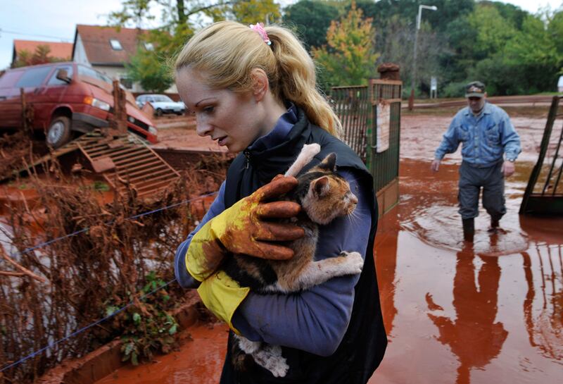 galleries/2010/10/06/toxic-sludge-engulfs-hungarian-towns/toxic-sludge-8_zldidj