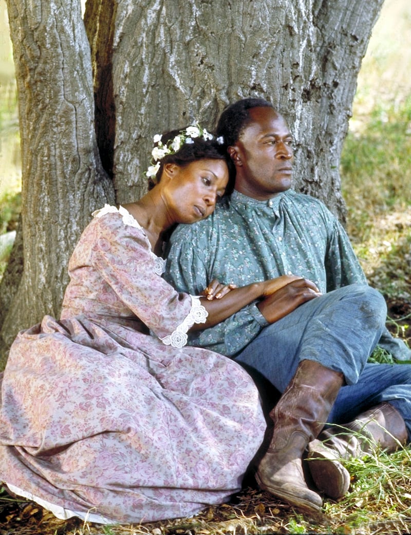 Bell (Madge Sinclair) and Kunta (John Amos) in Roots