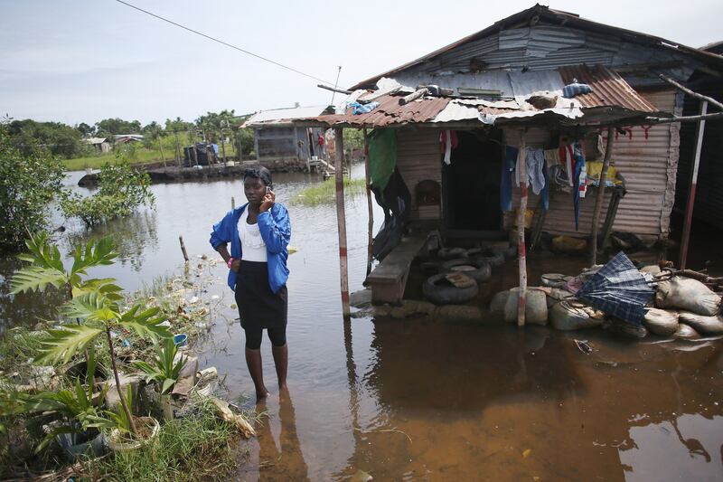 galleries/2014/08/21/violence-and-chaos-ensue-as-panic-spreads-in-liberia-photos/140821-ebola-liberia-2_yhnhxv