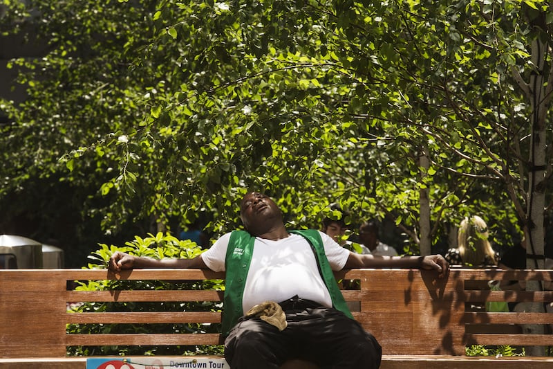 galleries/2013/07/20/east-coast-heat-wave-brings-out-the-fans-the-ac-and-the-parasols-photos/heatwave-19_vggt84