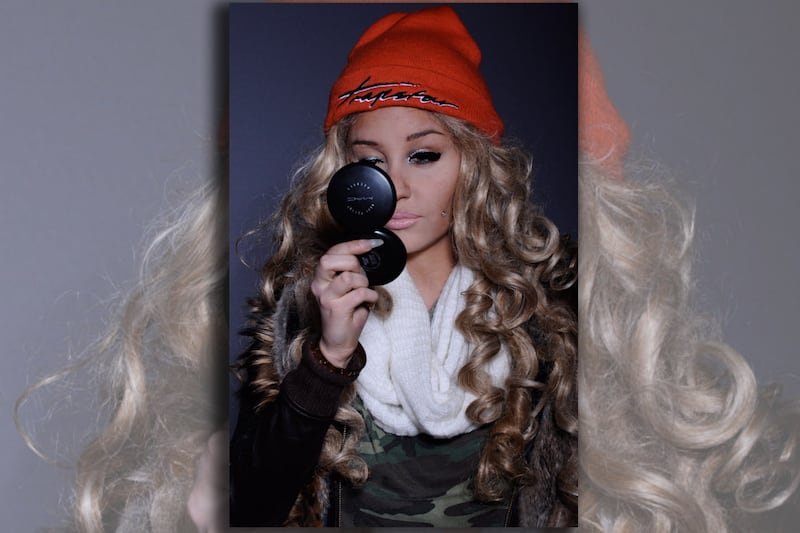 articles/2013/03/12/amanda-bynes-s-makeover-picture-wtf/130312-amanda-bynes-fallon-tease-embed_pmrknk