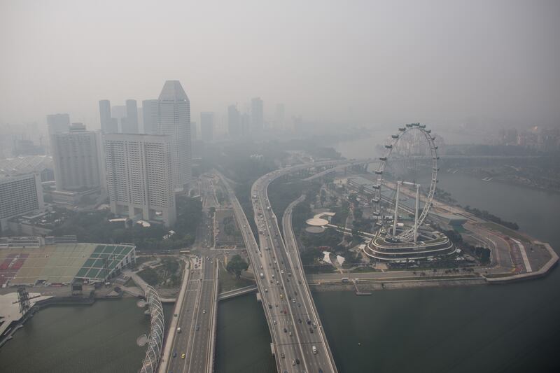 galleries/2013/06/20/terrifying-pollution-blankets-singapore-it-s-indonesia-s-fault/300620-Singapore-smog-06_umgkpb