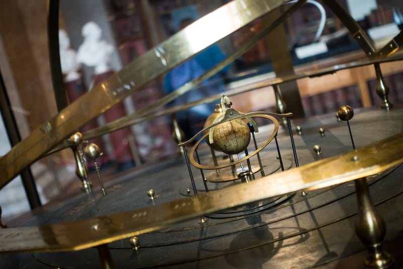 British_Museum_-_Room_1-_Orrery__16543338895_w7tjfo