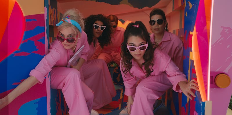 A photo still of Margot Robbie, Alexandra Shipp, Michael Cera, Ariana Greenblatt, and America Ferrera in Barbie.