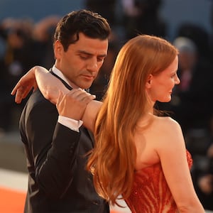 210910-oscar-isaac-jessica-chastain-hero_rnrisj