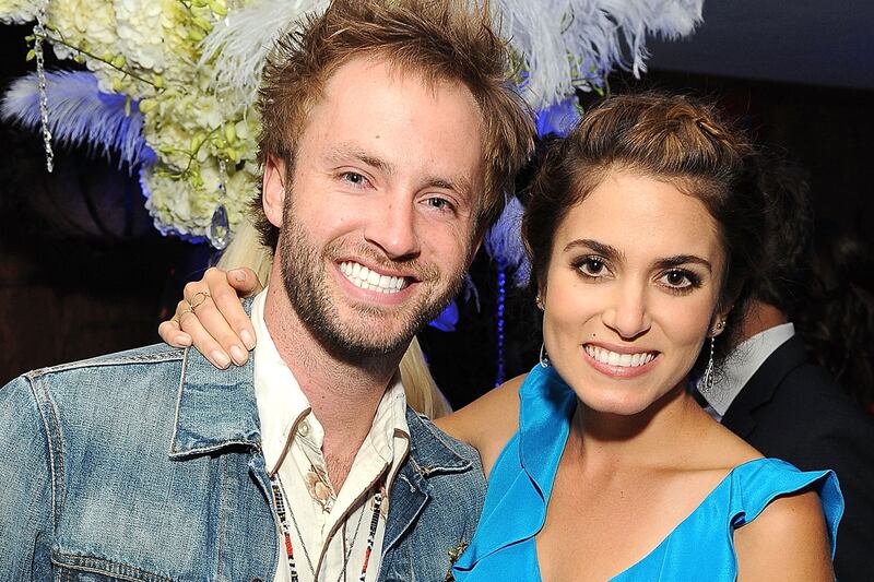 galleries/2011/10/20/twilight-s-nikki-reed-and-paul-mcdonald-and-more-american-idol-couples-photos/paul-mcdonald-nikki-reed-american-idol-hookups_y6jlni