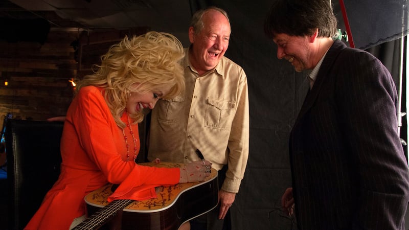 bdf69d0a-4f7b-46e8-ac8f-8ae029e0f873-Dolly_Parton_w_Dayton_Duncan_and_Ken_Burns_Nov2016_2_duybmj