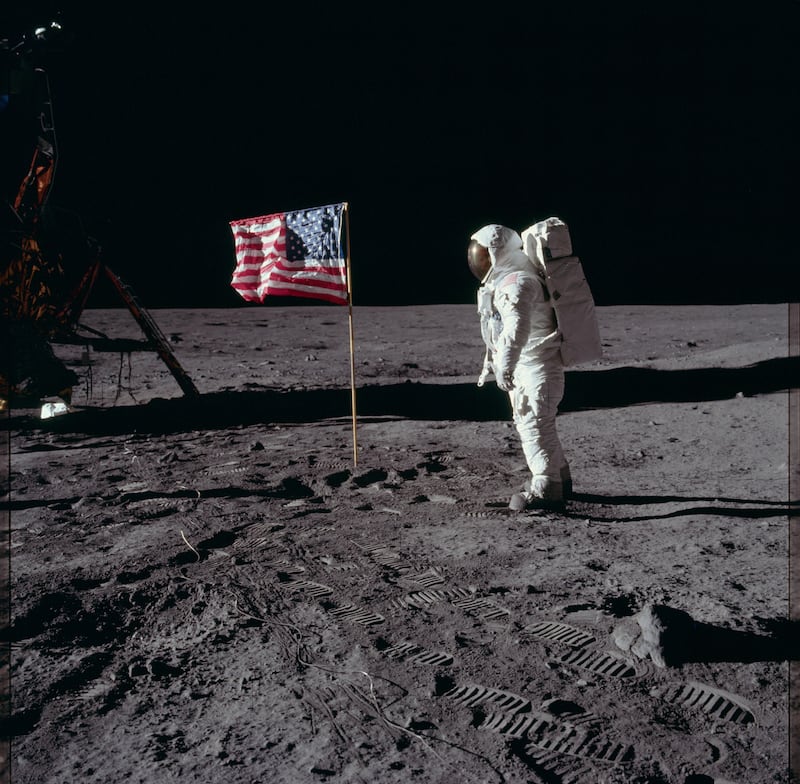 galleries/2015/10/04/a-brief-history-of-the-apollo-mission-photos/151004-apollo-missions-06_tnt5i8