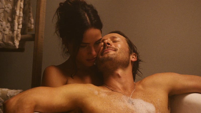 Adria Arjona as Madison Masters and Glen Powell as Gary Johnson in Hit Man.