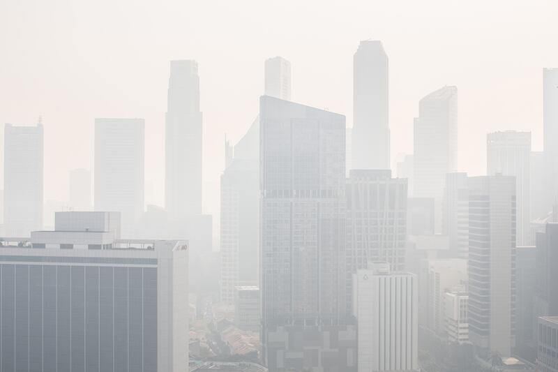 galleries/2013/06/20/terrifying-pollution-blankets-singapore-it-s-indonesia-s-fault/300620-Singapore-smog-10_mfpzlb