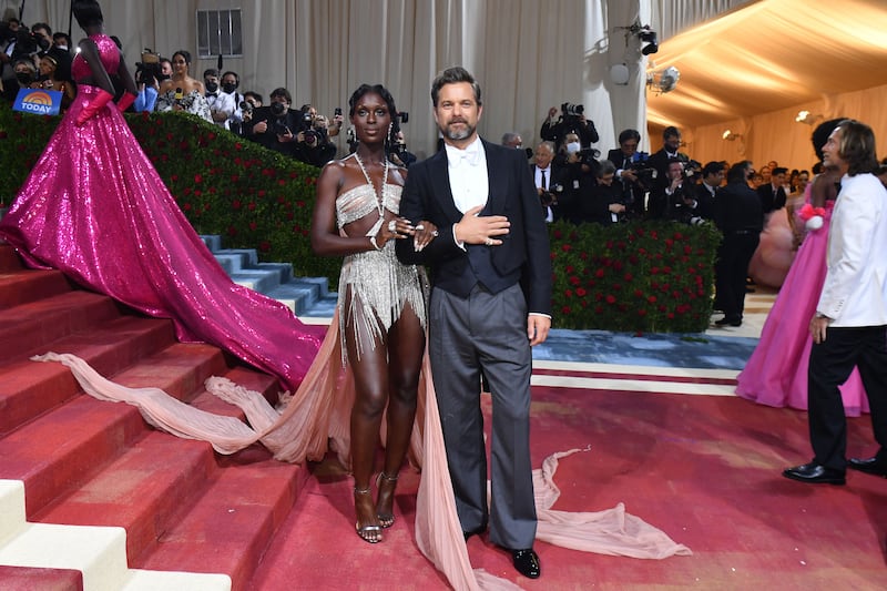 met-gala-Joshua-Jackson-and-Jodie-Turner-Smith_vkscpz