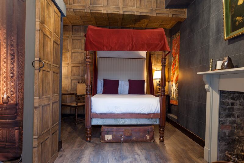 articles/2014/10/26/stay-in-the-magical-harry-potter-hotel-london-s-georgian-house-offers-wizard-s-chambers/141026-stern-harry-potter-embed1_ht7c08