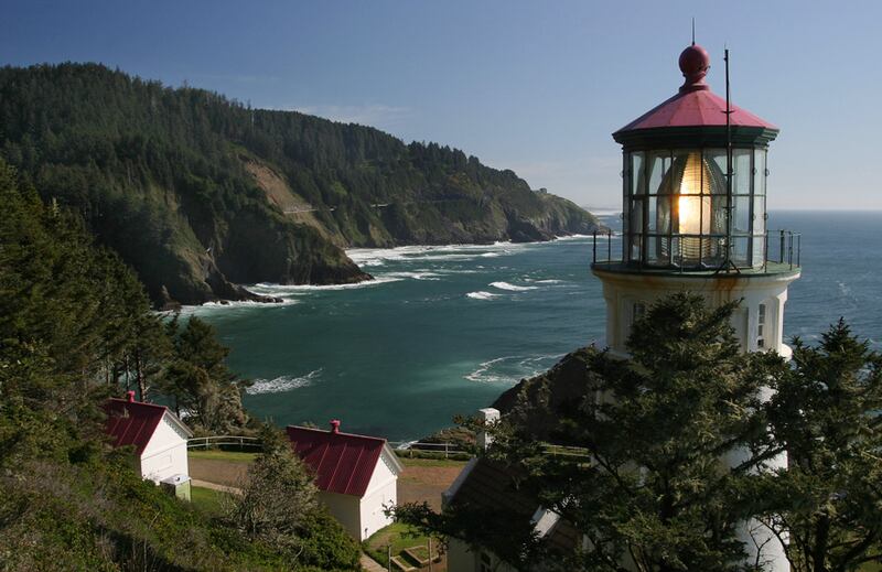 galleries/2012/05/12/the-world-s-best-lighthouses/heceta-head-lighthouse_ze9vfd