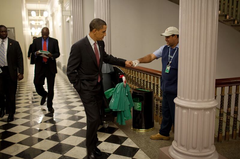 galleries/2012/11/19/8-viral-obama-photos/viral-obama-photos-fist-bump_kem4pa