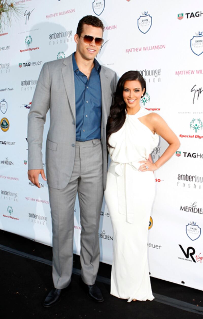 galleries/2011/08/20/celebrity-weddings-on-tv-kim-kardashian-kris-humphries-jessica-simpson-nick-lachey-more-photos/kardashian-humphries-getting-married_tl3ow5