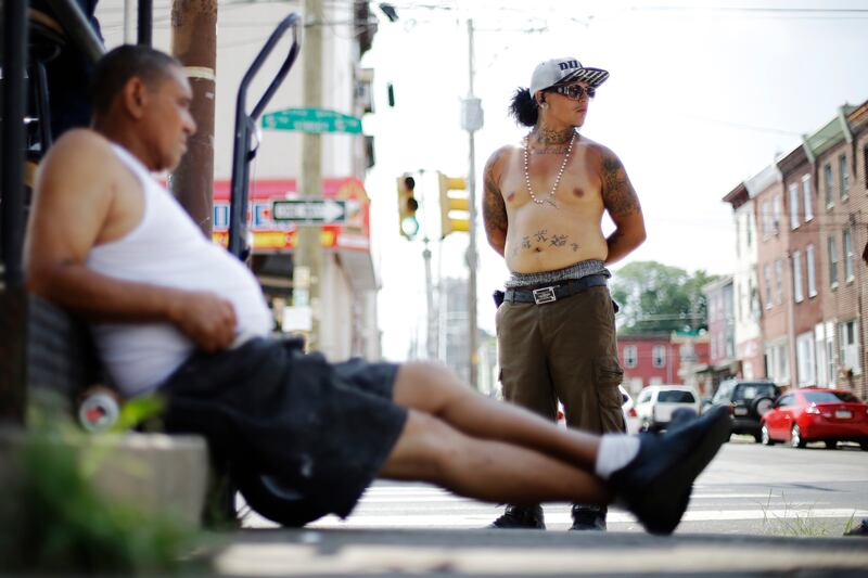 galleries/2013/07/20/east-coast-heat-wave-brings-out-the-fans-the-ac-and-the-parasols-photos/heatwave-10_couppi