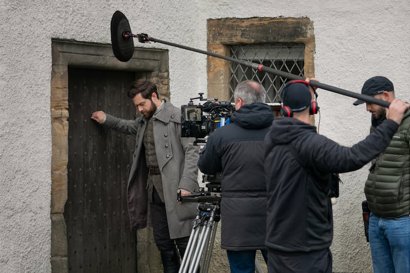 Richard Rankin on set during filming of Season 7.