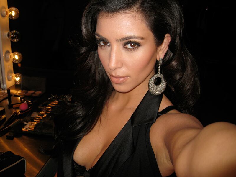 galleries/2015/05/08/kim-kardashian-s-selfie/150507-teeman-kimk-02_fgqvap