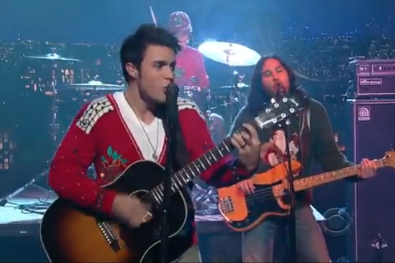 galleries/2011/11/28/celebrities-in-ugly-christmas-sweaters-photos/christmas-sweaters-kris-allen_xd8tqo