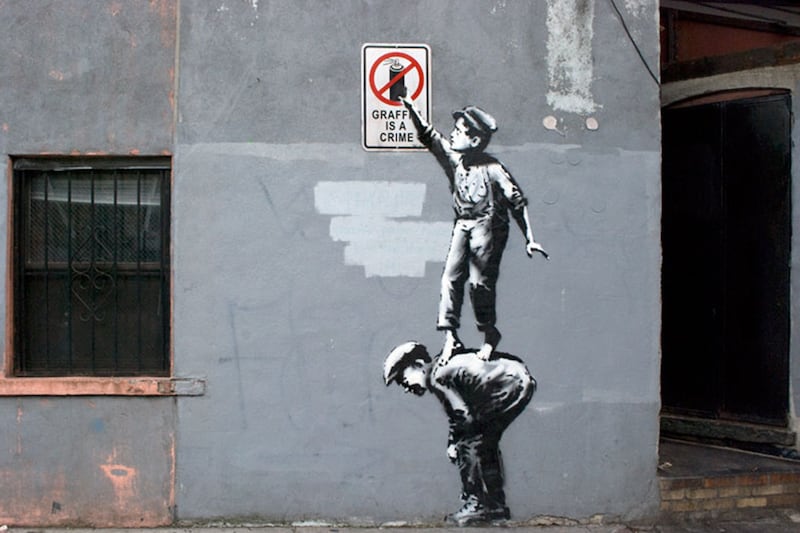 articles/2013/10/03/british-artist-banksy-stages-guerilla-street-art-show-in-new-york-city/131002-banksy-in-ny-tease_qlqmiq