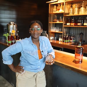 Whiskey_Blender_Eboni_Major_Raises_a_Glass_to_the_Opening_of_the_New_Bulleit_Distilling_Co._Visitor_Experience_copy_jwj2ys