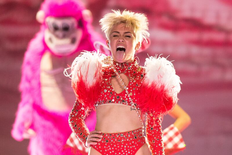 articles/2014/02/25/time-for-warning-labels-on-miley-cyrus-s-licking-and-twerking-concerts/140221-wolfson-obama-miley-tease_dnsn8f