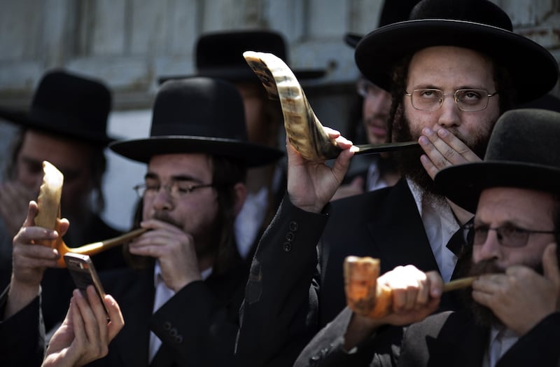 galleries/2012/09/17/it-s-shofar-season-jews-with-horns-photos/shofar-2012-01_zooqgg